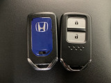 スマートキーを装備しています。鍵を差し込むことなくドアロックの開け閉めと、スタートボタン操作でのエンジンスタートができます。スペアキーも同じものを用意しております。