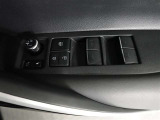 運転席のパワーウインドスイッチで全席窓の開閉・ロック操作ができます。