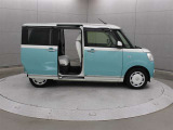 両側パワースライドドア(ワンタッチオープン機能・予約ロック機能付)を採用し、隣の車両との距離が近い駐車場などの狭い場所でも、お子様も安心して乗り降りが可能となっています。