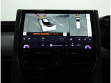 サイドクリアランスビュー表示中に、旋回時の運転操作に合わせて自動で車両を斜め後方から見たような映像を表示。