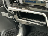 【収納部】パッと手に取りたい小物の置き場に便利。その他、沢山の収納部がございます。