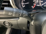 レバーをAUTOの位置にしているとき、レインセンサーが雨を感知すると、雨量に応じてワイパーが自動で作動してくれるオートワイパーを装備!