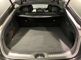 トランク容量は同一他社車両より広く、旅行やゴルフ等様々な場面で役立ちます。
