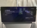 カメラが車線を認識してはみ出しそうになるとステアリングアシストが介入するレーン・キープ・アシストシステムを装備しております。お好みで作動・非作動の設定も可能です。