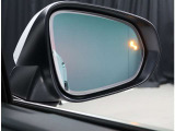 見えにくい並走車の存在を知らせるブラインドスポットモニターつきです