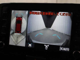 車両周辺を真上から見たような広範囲の映像を表示し、安全運転をサポートする「パノラミックビューモニター」を装備しています。