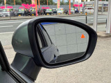 後側方の死角に入った車両をドアミラーのランプがドライバーに知らせます。
