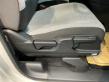 【シートレバー】ただ座るだけじゃない、運転のしやすさを決める大事なスイッチ。視界を広げたり、腰への負担を減らしたり。体型に合わせてジャストフィットさせるこの瞬間、さあ走るぞって気合が入ります。
