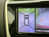 後方映像に加えて車両周辺の表示も確認でき、駐車時に後ろ側の様子を把握するのに便利です。ガイド表示を目安に周囲を確認しながら操作でき、毎日の車庫入れをサポートします。