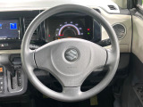 インテリアに合わせたデザインのステアリングは、運転される方のことも考え、運転しやすい形状、大きさです。是非一度、実際に触ってお確かめください。
