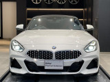 【キドニーグリル】BMWの代名詞。一目見ただけでBMWであると認識できる確固たるアイコンとして存在感を放ちます。キドニーグリルは80年以上続く伝統の形でございます。変わらないこだわりのデザインが、