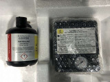 もしパンクをしてしまったら、この溶剤をエア注入口より入れて応急処置をしてください。重たいスペアタイヤを積んで走るより燃費の向上になるので、パンク修理キッド搭載の車が増えているんです。