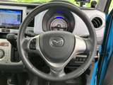 手元のスイッチとメーターの位置関係が分かりやすく、運転に必要な視線移動を抑えやすい配置です。握りやすい形状で、毎日の運転を支える操作まわりを身近に感じていただけます。