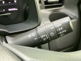 レバーには操作位置を示す表示があり、手元で確認しやすい設計です。運転姿勢を保ったまま扱いやすい位置に備わり、日常の運転時に必要な操作をスムーズに行えます。