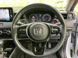 握りやすいデザインで、長距離運転でも疲れにくいステアリング。操作系のスイッチも配置されており、手を離さずに操作が可能です。