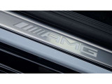 【メルセデスAMG ロゴ入り スカッフプレ-ト】イルミネ-ション付きなので夜でも華やかな演出で車内に乗り込めます。