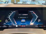 見やすいレイアウトにまとめられたインフォメーションディスプレイ。運転中に集中しながら必要な情報を把握することができます。