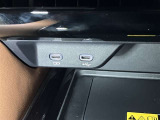 スマートフォンやお手持ちの機器のバッテリー残量が少なくなっても、運転中に充電ができるので安心ですね!