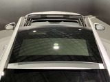 パノラミックスライディングルーフで明るい車内をお楽しみいただけます。UVカットで日差しの強い日も安心です。
