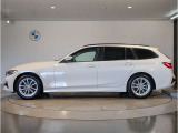 BMWではロングホイールベースの採用をしており、すべての車種に適用され、走行中の安定感の向上されております。また室内空間の広さにも貢献しております。