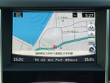 地図上に現在地周辺の道路や施設名が表示され、画面内には縮尺や方位の表示もあります。時刻や温度も確認でき、移動中に必要な情報をまとめて把握できます。