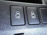 【電動スライドドアボタン】 車内からも開閉可能なスライドドアスイッチが付いています☆ (^_-)-☆ お荷物を抱えてドアが開けられないなんて事もありますよね!そんなお連れ様にも喜ばれる♪親切な機能です