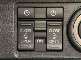 両側パワースライドドアウェルカムオープン機能 降車時にスイッチで予約しておけば、乗車時に電子カードキーを持ってクルマに近づくだけでパワースライドドアが自動でオープン♪
