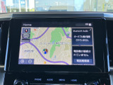 地図を大きく表示しながら、画面右側でオーディオや電話の情報も確認できます。現在地を把握したい場面や、目的地までの道順を調べる際に役立つナビ画面です。