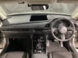 安全運転と情報操作を両立する運転席まわり。さまざまな情報を扱いながら正しい姿勢で安全に運転できることを追求したコックピット!