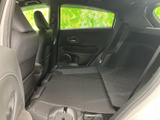 後席は座面と背もたれを倒した状態で、荷室側まで広がる空間を確保できます。窓から外の様子も感じられ、乗員が座るときも荷物を載せるときも活用しやすい室内です。用途に合わせた使い分けに便利です。