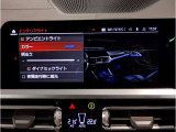 【ⅰドライブナビゲーション】文字情報も鮮明に表示する高解像度カラーディスプレイを採用。視認性に優れた地図デザインと特徴的な建造物を目印にした描写表示で現在位置を把握できます。地図データの更新も可能です