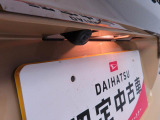 後退時に車両の後ろ側をモニター画面に表示します。車庫入れなどでバックする際に後方確認ができて便利です。車庫入れが苦手な人もこれで安心。