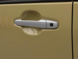 電子キーをカバンやポケットに持っていれば、ドアハンドルやバックドアに付いているボタンを押すだけでドアの開閉ができます。手が塞がっている時、カバンの中からカギを探す必要がありません。