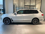 フロントからリアまで伸びやかにつながるボディライン。大型SUVでありながら、BMWらしい流麗さを感じさせるスタイリングです。
