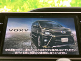 中央の大画面でナビやオーディオなどの車載情報を確認でき、目的地設定や音源選びも行いやすい配置です。画面を見ながら必要な項目を探せるので、日々の移動を便利にサポートします。