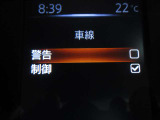 車線逸脱警報 意図せずに走行車線から逸脱しそうな場合、メーター内のディスプレイ表示とブザーで注意を喚起します。