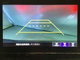 バックでの車庫入れも安心です!リアカメラが付いているバックモニター付のナビを装備しております。操作線もついており距離感も画面から確認できます。