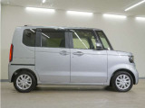 リアには左右スライドドアを採用。狭い駐車場でも開閉しやすく、強風の日でもドアが煽られにくくなっております。小さなお子さまやご年配の方も安心して乗り降りできます。