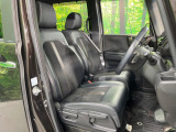 運転席まわりには十分なスペースがあり、大柄な方でもゆったり運転していただける環境です。