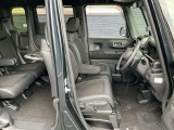 ヘタリもなく綺麗な状態です。シートリフトがついてますので、お好みのシートポジションで運転できます。