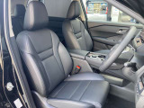 適度なホールド感で運転しやすいフロントシートです☆もちろんプロによるクリーニング済みで気持ちよく運転していただけます。