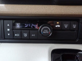 運転席からも手が届きやすく、操作しやすい空調コントロールパネル。オートエアコンなので操作の煩わしさが無くオールシーズン快適にドライブできます。快適空間で運転に集中できますね。