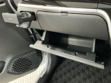 【収納部】パッと手に取りたい小物の置き場に便利。その他、沢山の収納部がございます。