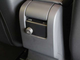運転席と助手席の間のコンソールの後部にはシガーソケットがあります 後席からでもスマートフォン等の充電できます