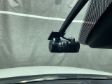 純正前後ドライブレコーダーを装備しています別途純正SDカードが必要です運転中の映像・音声などを記録して、交通事故やトラブルが起きた時の正確な状況把握に役立つドライブレコーダー