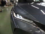 LEDの配光範囲を細やかに制御し、先行車や対向車に光が当たる部分だけを自動的に遮光するアダプティブハイビームシステム