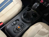 手元でスマートに操作。運転姿勢を崩さず、ディスプレイを快適にコントロールできます。