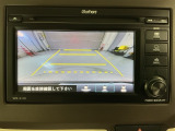 リバースギアに入れるだけで後方の表示へ切り替わります。夜間や雨の日の駐車も楽になりますよ。