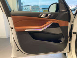 ワンオーナー下取車、走行約5,000km。マッサージ・ベンチレーションシート、ステアリングヒーター、4ゾーンエアコン、保温保冷ドリンクホルダーなど、快適性を高める装備も充実しています。
