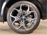 【BMWアロイホイル】軽量かつ強度に拘ったアロイホイル。走行性能ポテンシャルを引き出す設計。車の足元を引き締めてくれる大きなポイントはアロイホイルです。